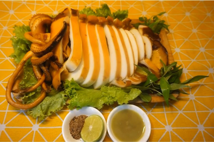 Each piece of chewy, delicious cuttlefish meat is soaked in the spices of the braised sauce, filled with the characteristic smell of traditional Chinese medicine.
