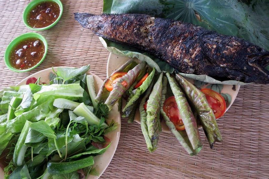 For an added burst of flavor, relish the fish meat by dipping it into a blend of salt and chili, creating a unique and unforgettable gastronomic sensation