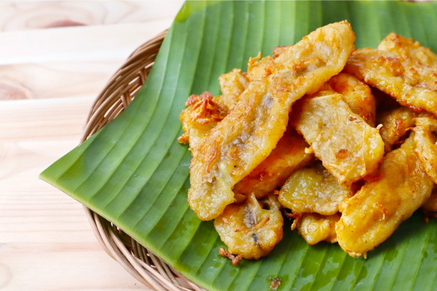 Kluay Kaek are banana fritters crispy on the outside; sweet and soft inside