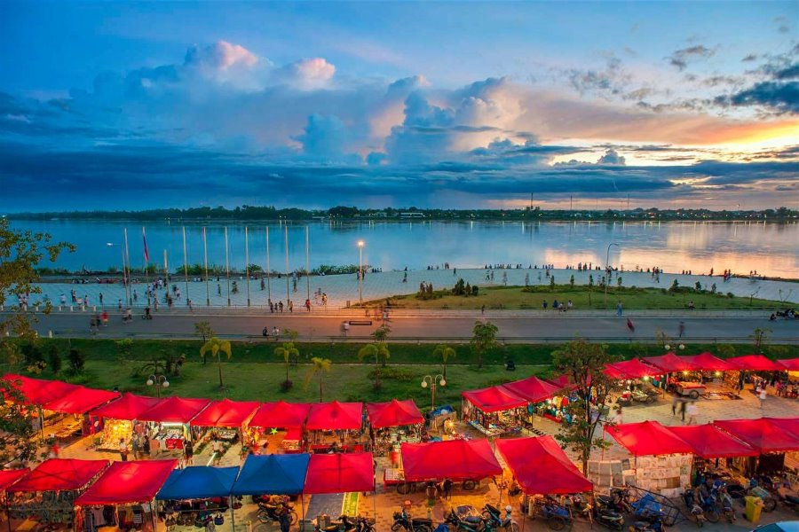 The Vientiane Night Market stretches 300 meters within Chao Anouvong Park 