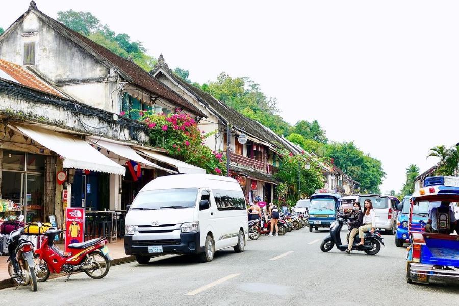 Travel to a Laos 5-day tour in Luang Prabang by car