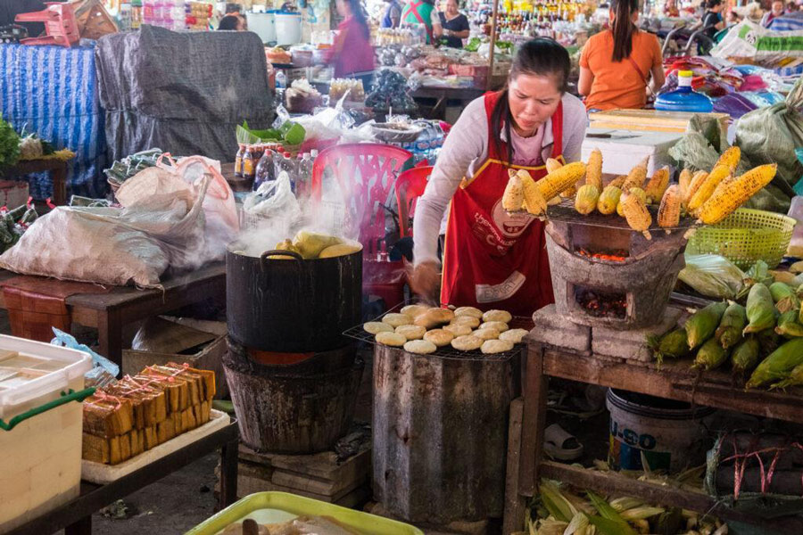 At Dao Heuang Market, visitors can explore a wide range of products, including fresh produce, local handicrafts, textiles, and traditional Lao goods