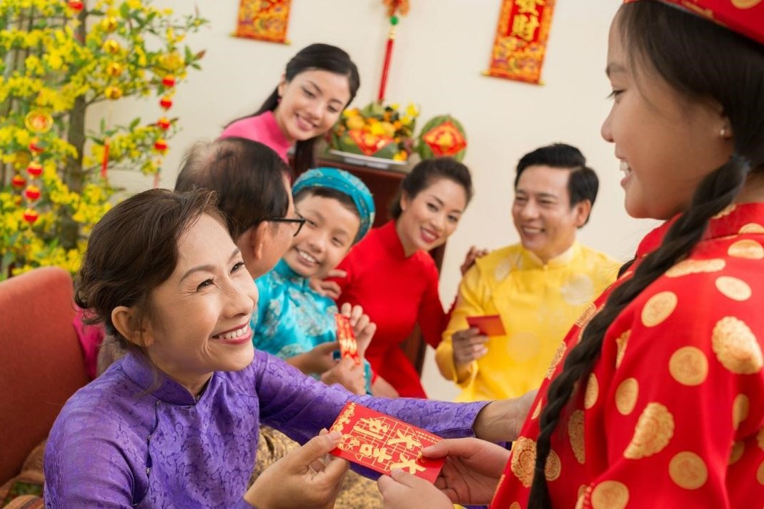 Giving out lucky money to children during the Tet holiday