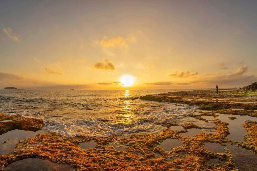 The moments when the sun rises or sets at Hon Do are breathtaking