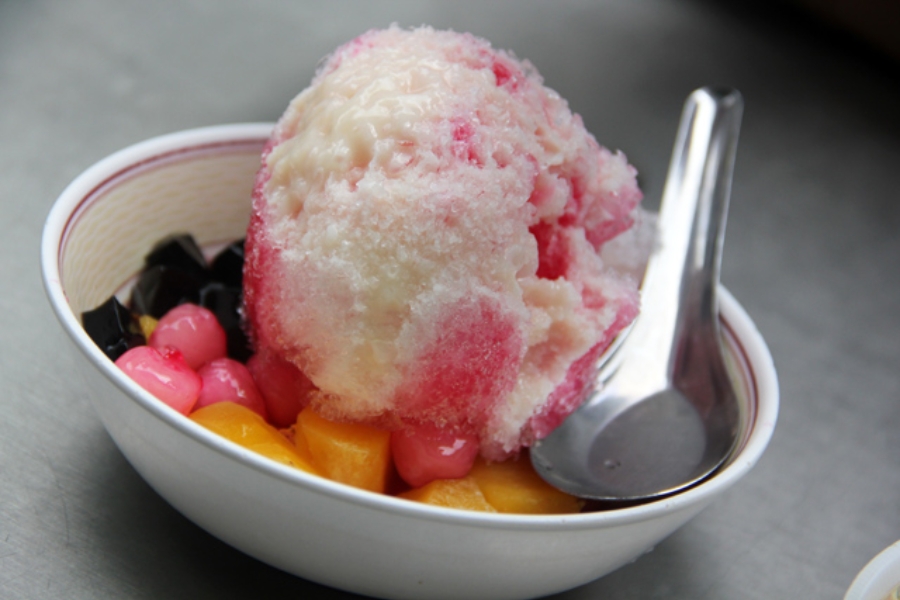 Similar to shaved ice, Nam Kang Sai is topped with jellies, fruits, and sweet syrup.
