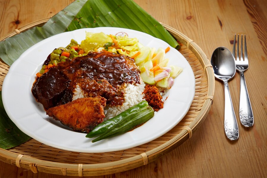 Connue comme « celle avec la longue file d'attente », Penang Road attire des foules désireuses de goûter leur délicieux Nasi Kandar - Photo : Penang local