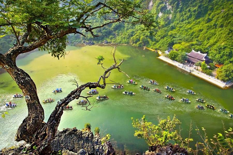 Tourists rowing boats on Giai Lake