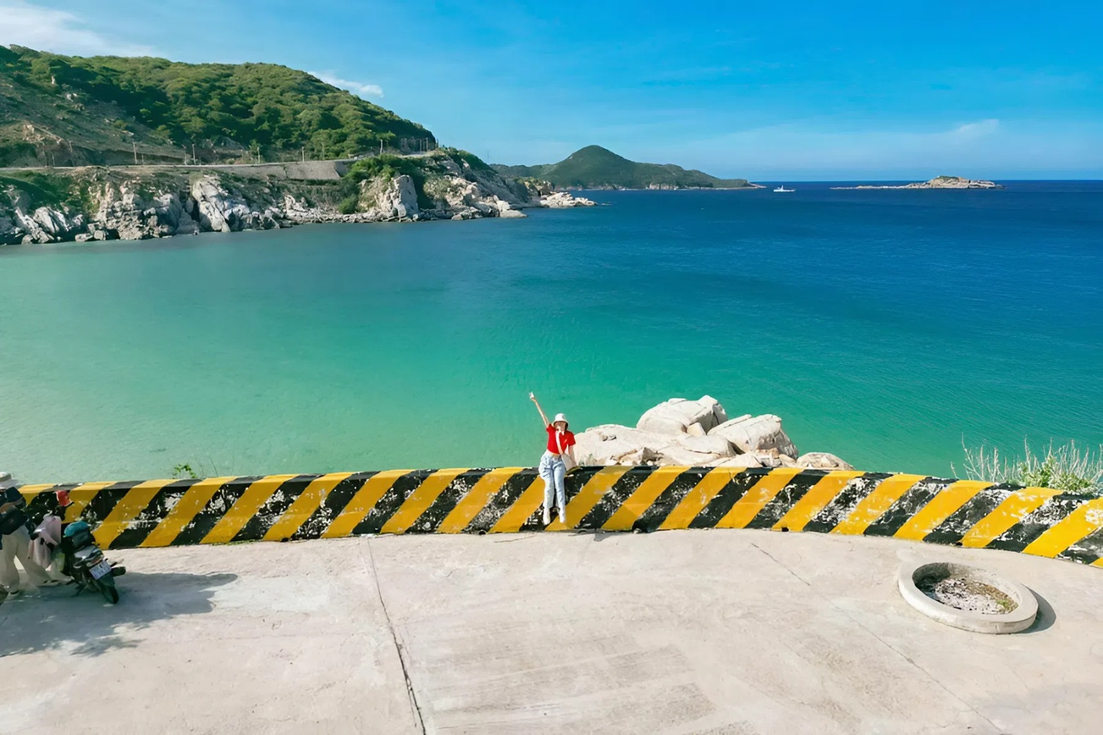 Check in on the road to Binh Tien Beach 
