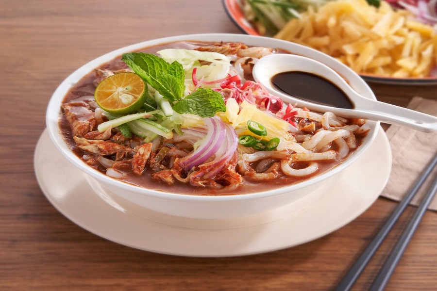 Penang Assam Laksa - le mélange parfait de saveurs épicées, sucrées, salées et umami, le penang laksa est un plat de rue populaire en Malaisie - Photo : goûtatlas