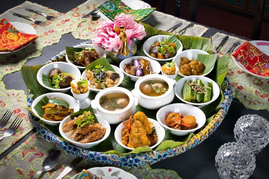 Fête traditionnelle Peranakan avec une variété de plats Nyonya servis - Photo : The Peranakan Restaurant
