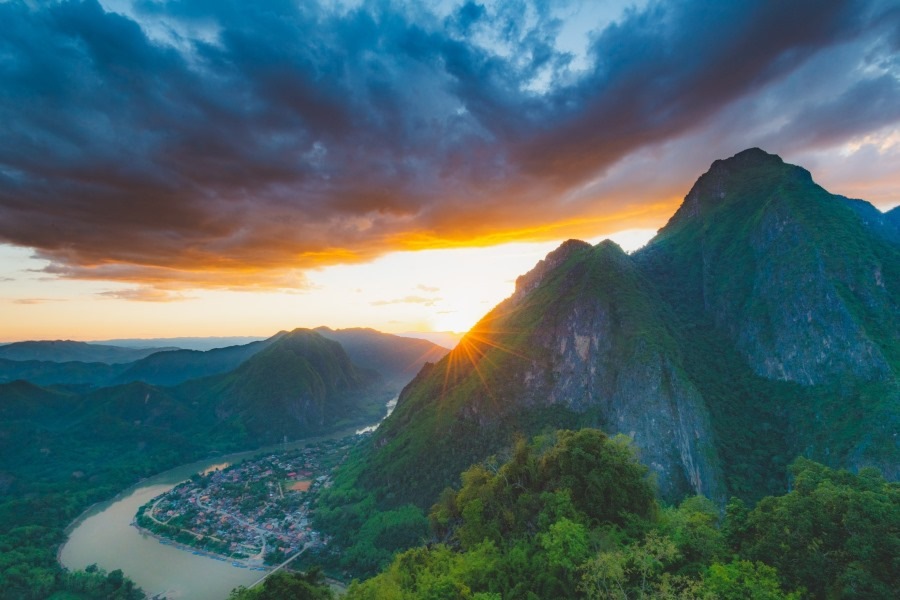 Enjoying the sunrise and sunset at Pha Daeng peak 