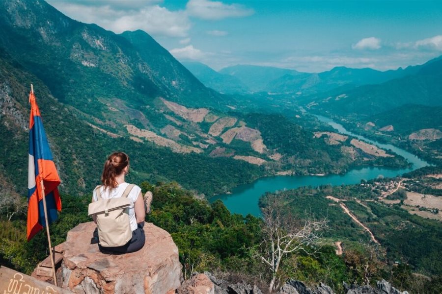 Exploring the natural scenery along the hiking trail 