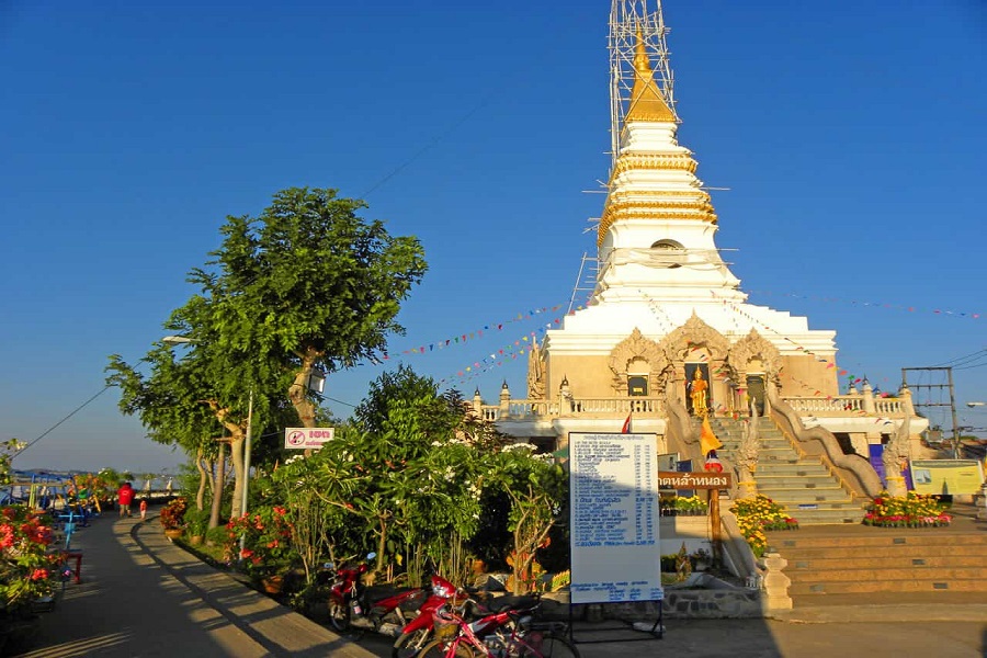 Late afternoon walk along the Mekong toward Phra That Chedi