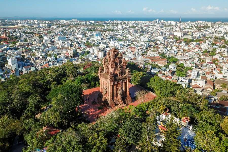 Nhan Tower stands in the center of Tuy Hoa City (Source: Ivivu)