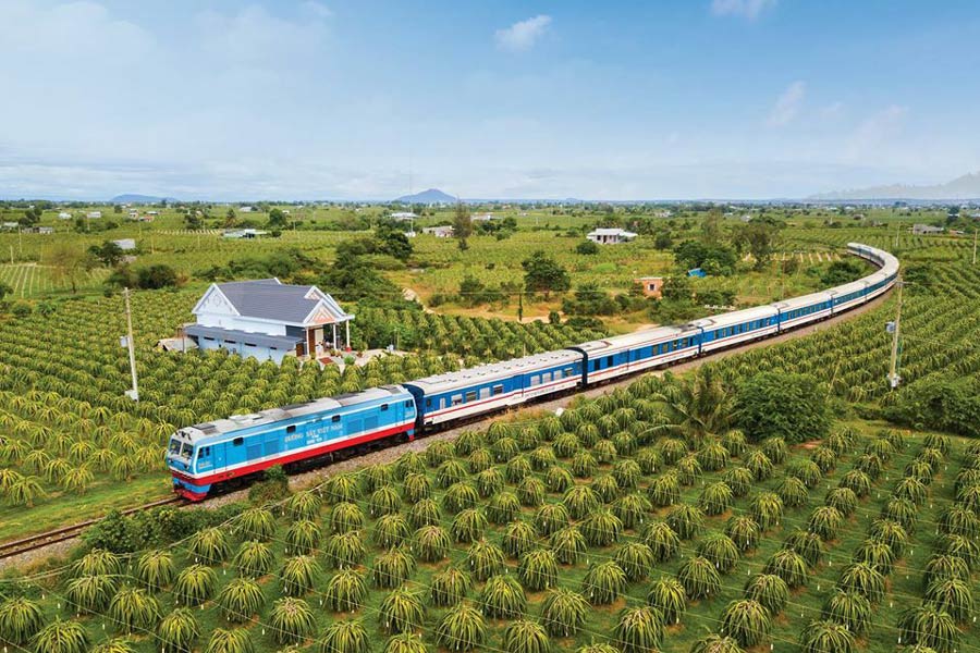 Quang Nam is located in the central location of the central region, so you can travel by many means of transportation such as plane, train or bus, which is extremely convenient