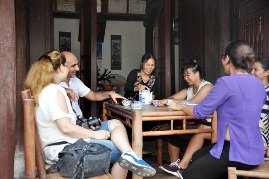 Enjoy Vietnamese tea and talk with locals (Source: Quang Ninh)