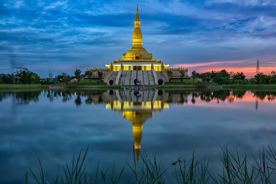 Chedi Maha Mongkol Bua in Roi Et