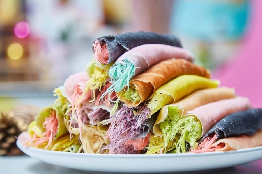 Both of the roti (wrapping) and candy floss are found in a variety of hues