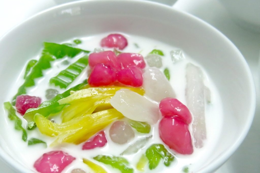 Ruam Mit consists of colourful jellies and fruits, served with coconut milk