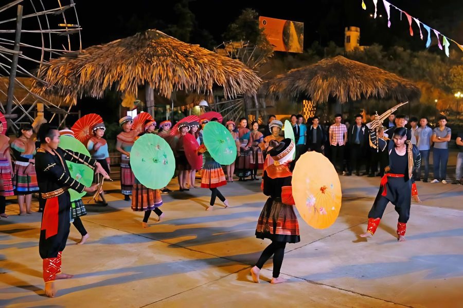 Xoe dance with woven traditional clothes in Sapa Love Market (Source: News)