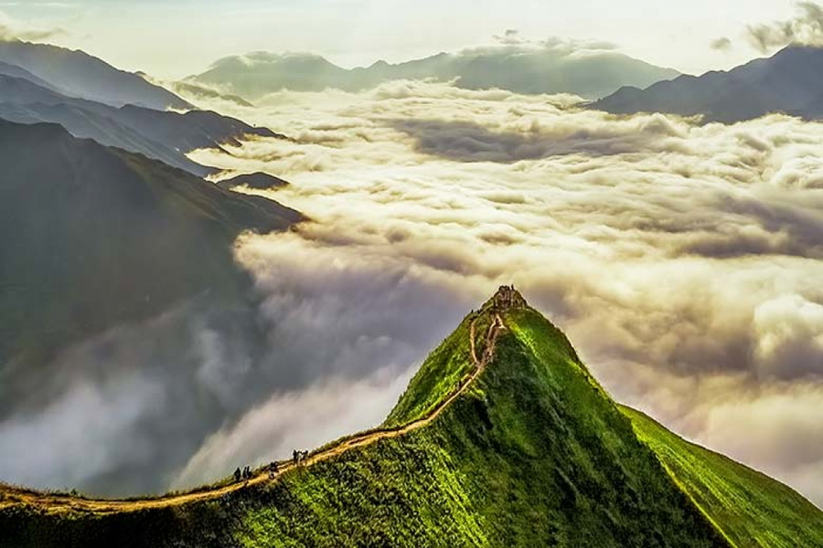 From dinosaur backbone, you will see the whole natural scenery of mountains and hills