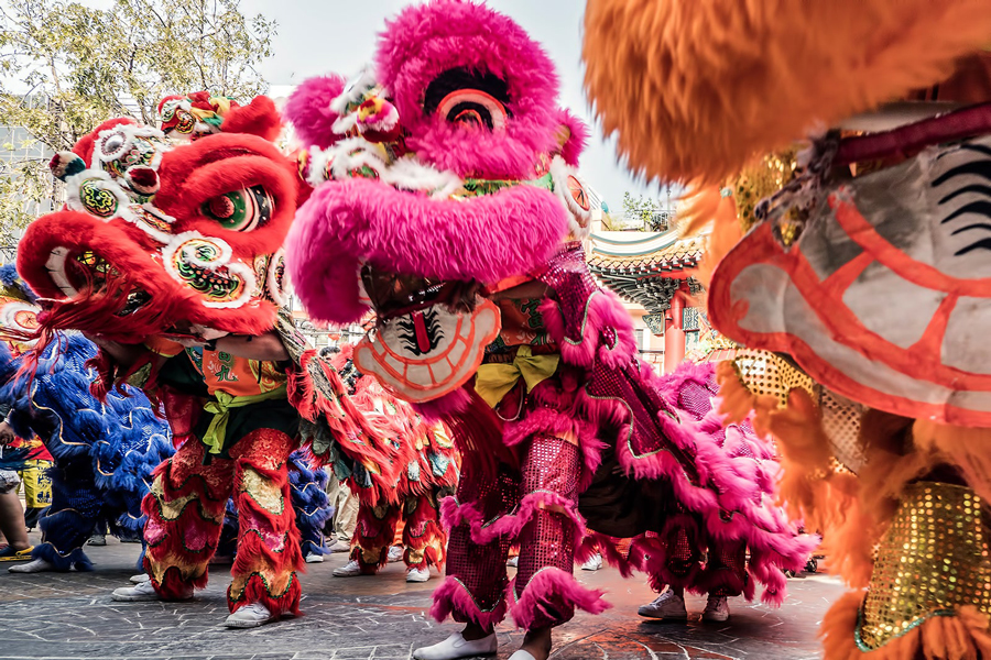 In Bangkok's Chinatown, the Chinese community celebrates several traditional Chinese festivals, bringing the lively and vibrant atmosphere of these events to the heart of the city