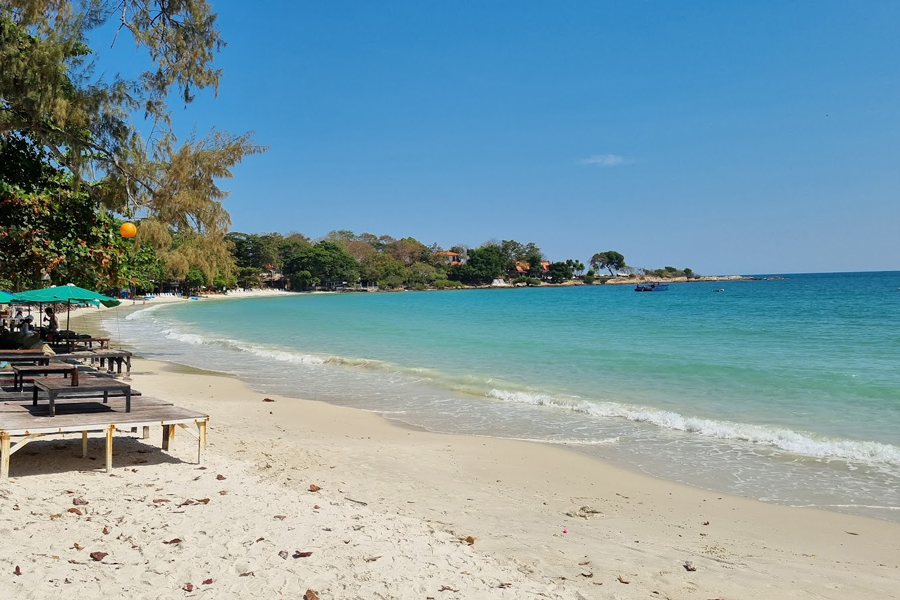 Ao Wong Duen is one of the charming beaches on Koh Samet, known for its relaxed atmosphere and scenic beauty