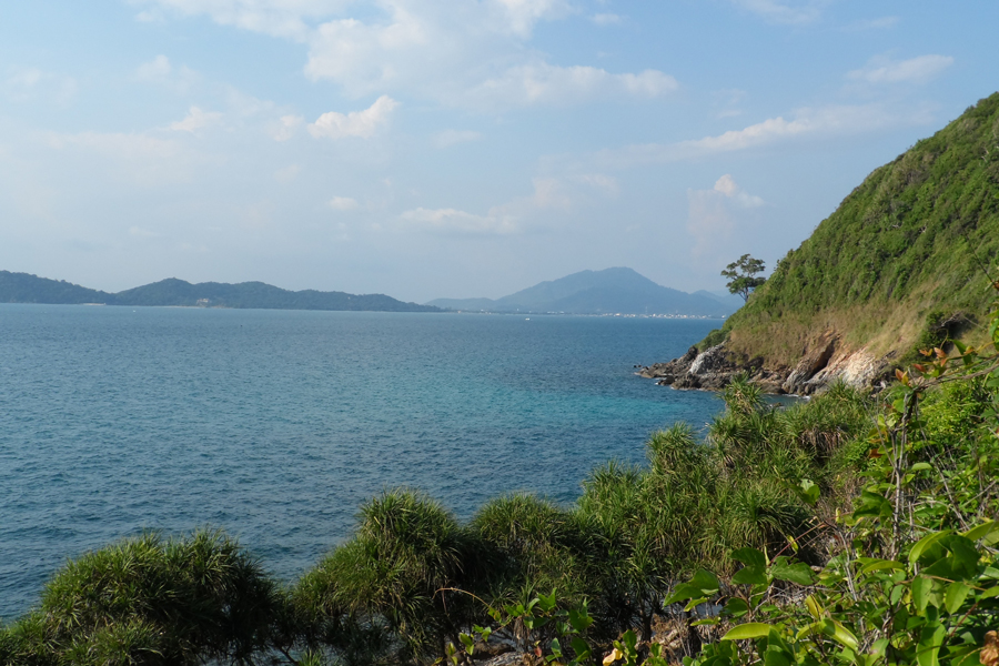  Koh Samet National Park, officially known as Khao Laem Ya–Mu Ko Samet National Park, is a protected area that includes the island of Koh Samet and the surrounding marine environment