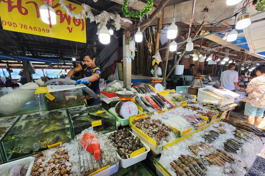 Indulging in seafood around Promthep Cape in Phuket is a delightful experience, given the abundance of fresh catches from the Andaman Sea