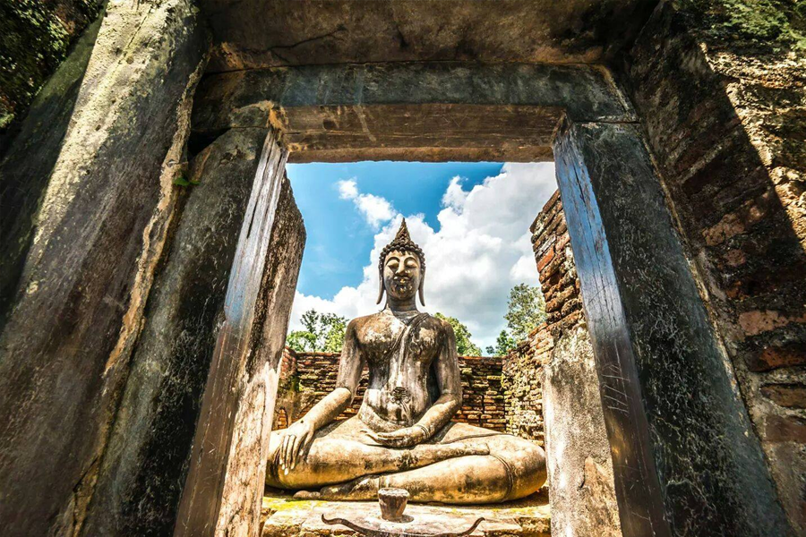 Wat Si Chum is a historic Buddhist temple located within the Sukhothai Historical Park