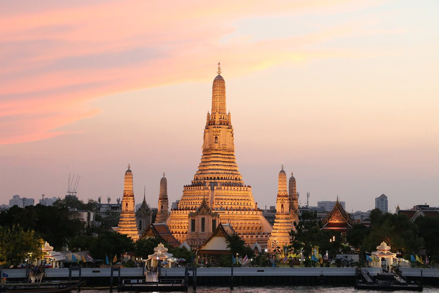 The satellite prangs at Wat Arun complement the central prang and contribute to the temple's overall architectural magnificence