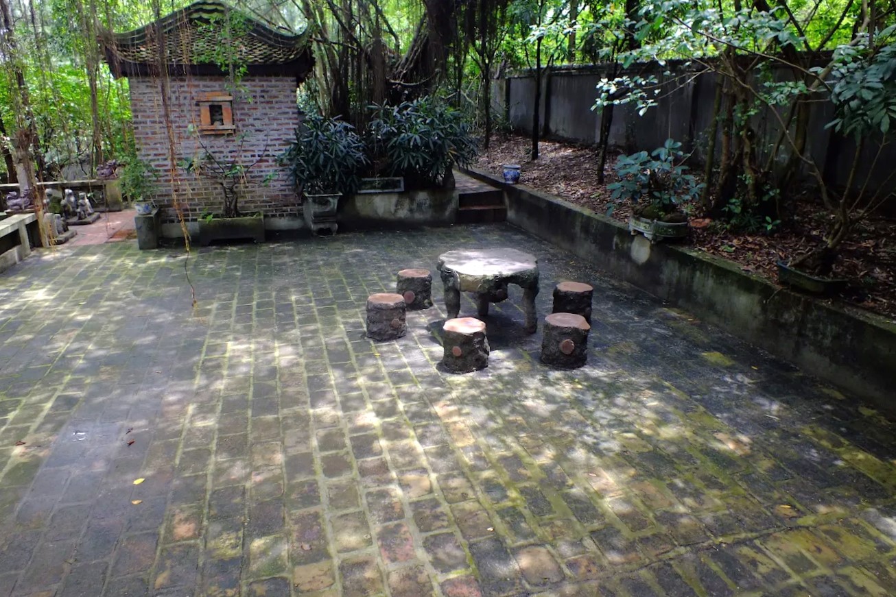 Thanh Chuong's Viet Palace grounds