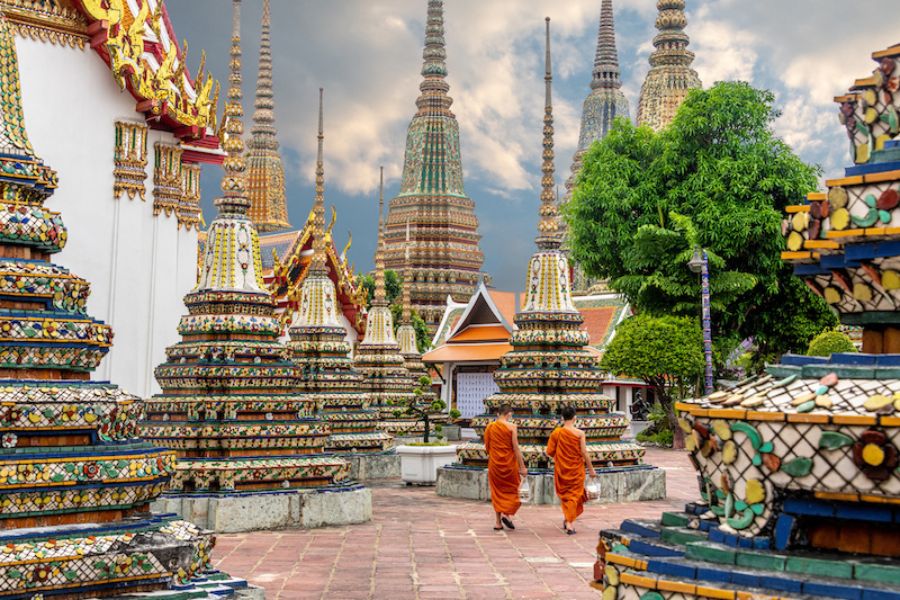 Visit Wat Pho and the Grand Palace via the Bangkok metro