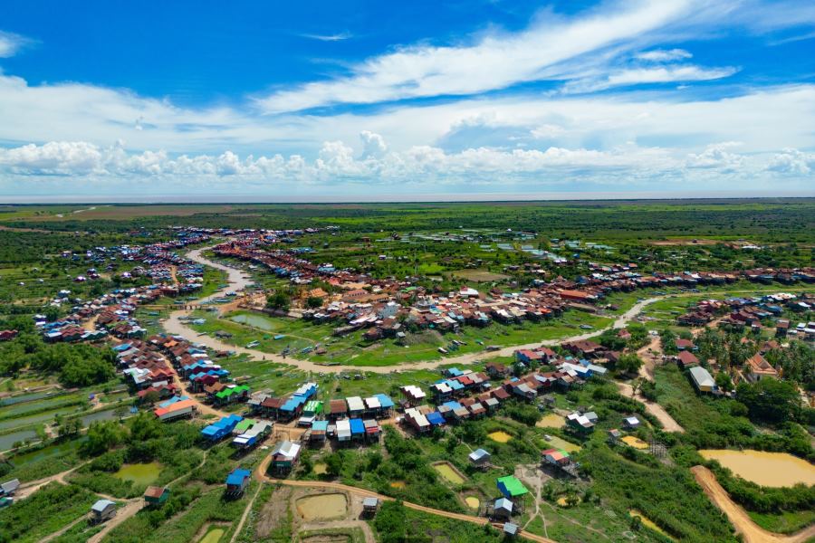 The distance from Tonle Sap to Siem Reap city center is 25 kilometers