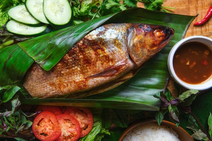Enjoy delicious dishes at floating restaurants on and around Tonle Sap Lake 