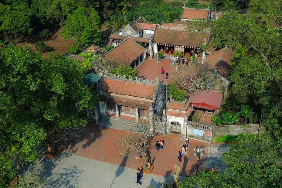 People visit the pagoda to pray for peace and luck. Source: Bao Lao Dong