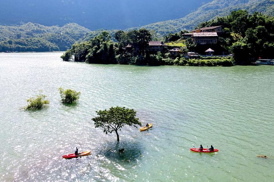 Kayaking on Hoa Binh Lake. Photo: Local Vietnam