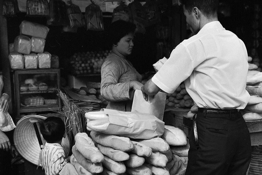 A man bought bread from a store in Sai Gon