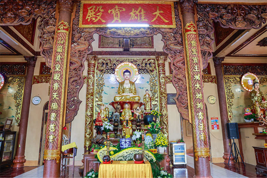 Spacious worship space inside the Main Hall of Ba Den Pagoda
