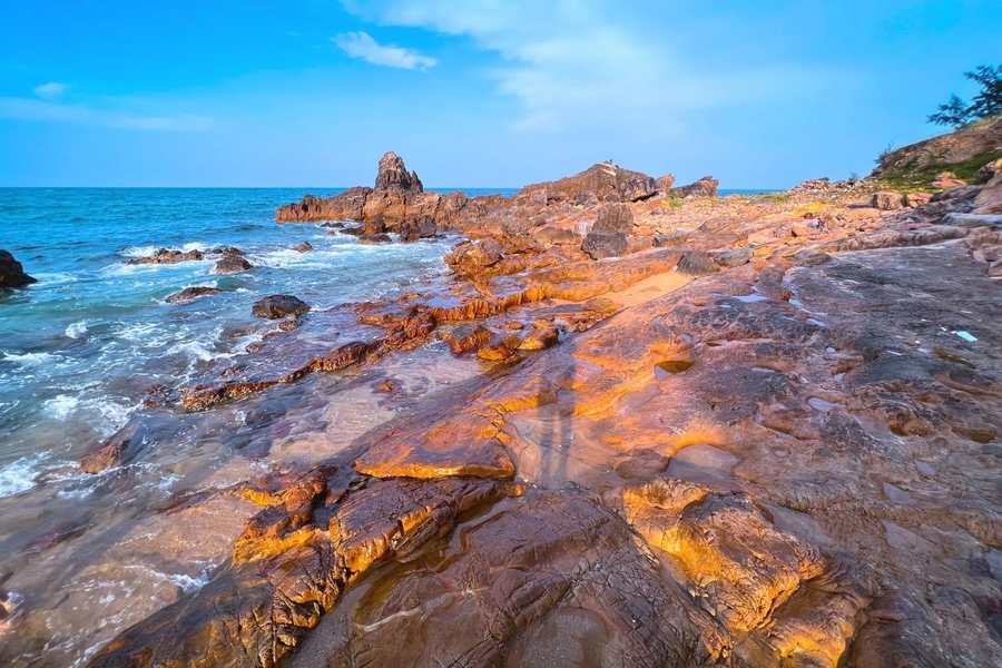 The beach has romantic scenery under the sunset. Source: Phong Nha Discovery