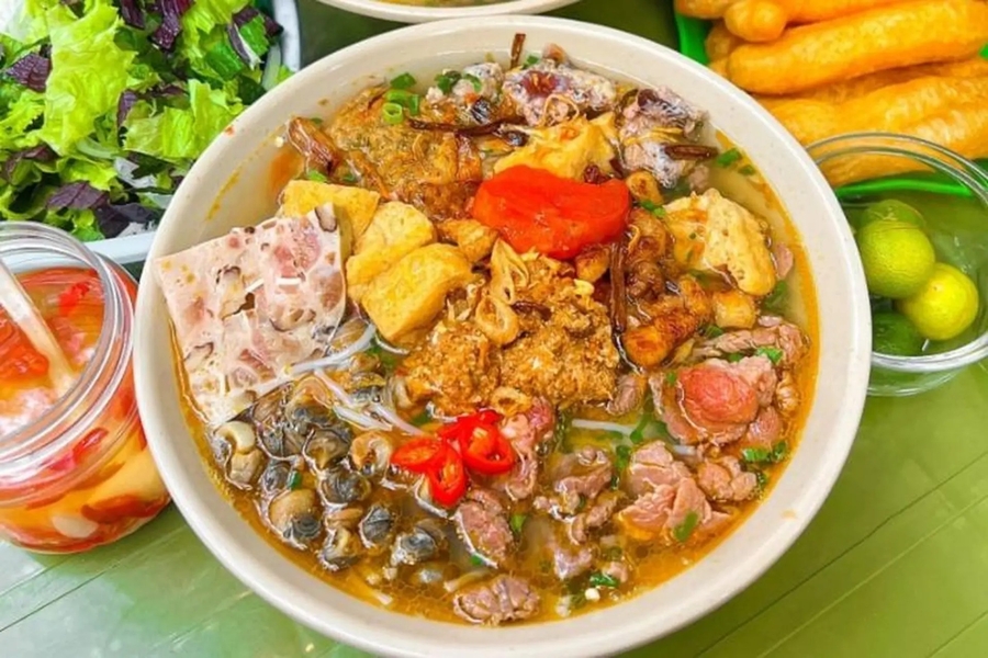 Vietnamese crab noodle soup in Dong Xuan Market is worth tasting. Source: FPT Shop