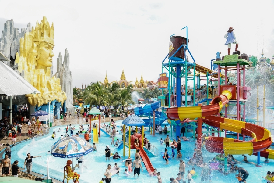 One of the main attractions in Suoi Tien Theme Park is the waterpark