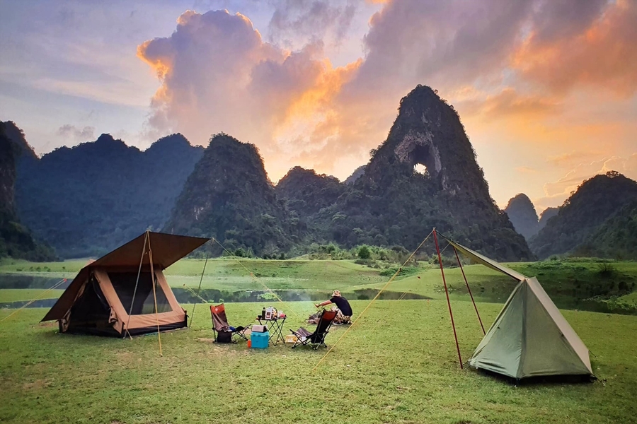 Picnicking right next to the foot of the Nam Tra Waterfall is fun. Source: Laodong News