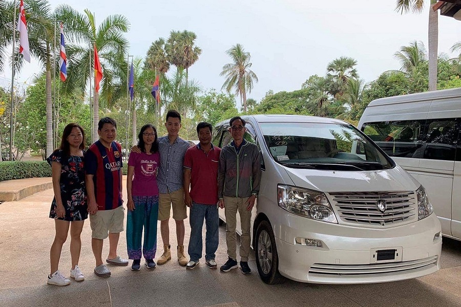 Round up the fare or add KHR 2,000–5,000 as a simple yet meaningful way to thank taxi drivers in Cambodia