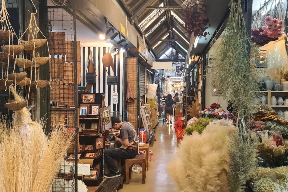 Chatuchak weekend market has many stalls