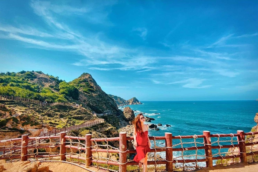 Taking pictures and enjoying the beauty of the beach is an activity not to be missed. Source: VinWonders