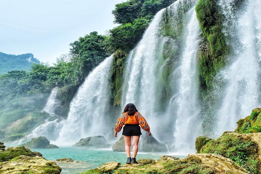 Do not forget to take some photos to capture the stunning view of the waterfall. Source: iVIVU