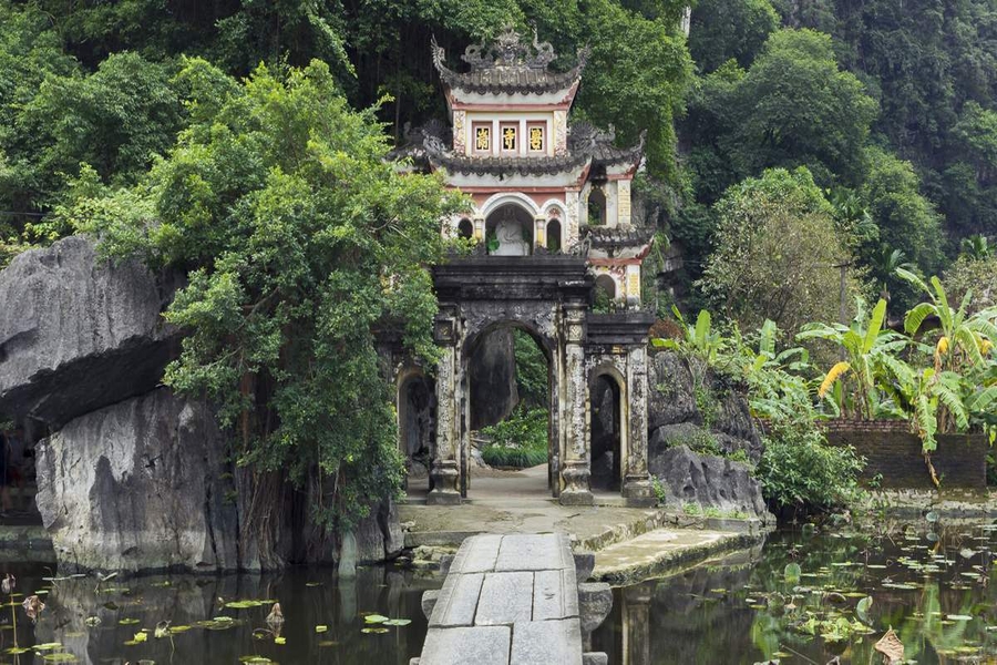 On the way to visit, you will stop by the sacred Bich Dong Pagoda. Source: Phuotvivu