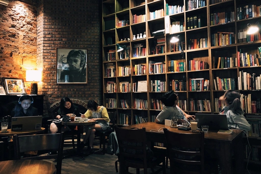 Tranquil Books & Coffee is a perfect combination of coffee and books. Source: Thanhnien News