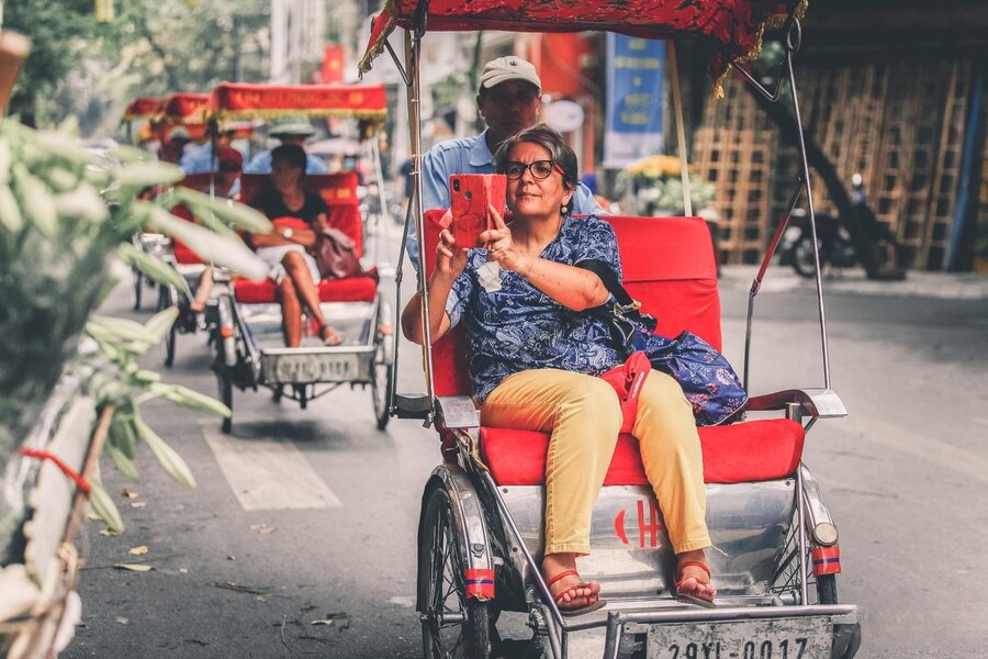 Most foreign tourists coming to Hanoi want to explore the Old Quarter by cyclo. Source: Toquoc
